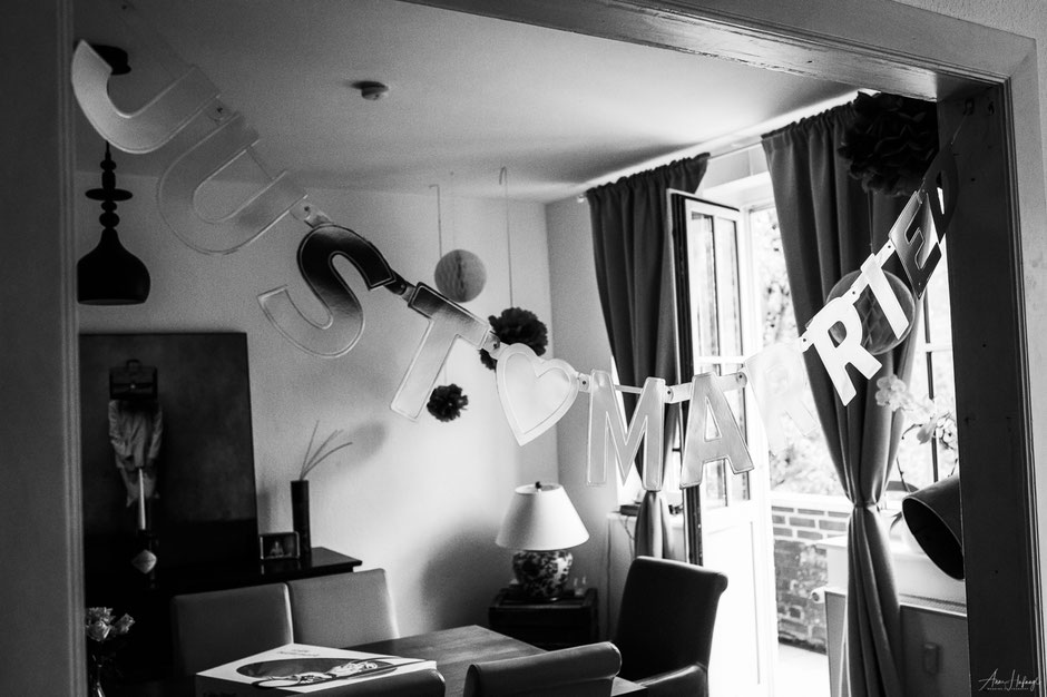 "Just Married" Hochzeitsdekoration aus einer Hochzeitsreportage von Fotografin Anne Hufnagl