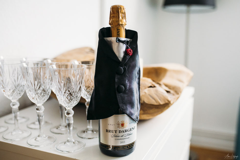Sektflasche mit Bräutigam-Deko | Fotografin: Anne Hufnagl, Hamburg | Hochzeitsfotografie