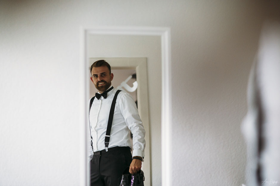Groom getting ready | Wedding Photographer Anne Hufnagl from Hamburg, Germany | Contact: anne@romanticshoots.de