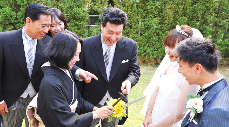 ゲストの皆さんと一緒に結婚指輪を作り、指輪交換へ