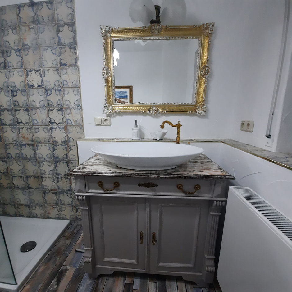 Badezimmerideen antiker Waschtisch Beach-Stil