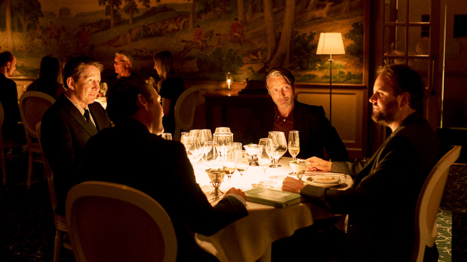 Szenenfoto DER RAUSCH: Thomas Bo Larsen, Lars Ranthe, Mads Mikkelsen, Magnus Millang (© Foto: Henrik Ohsten © 2020 Zentropa Entertainments3 ApS, Zentropa Sweden AB, Topkapi Films B.V. & Zentropa Netherlands B.V.)