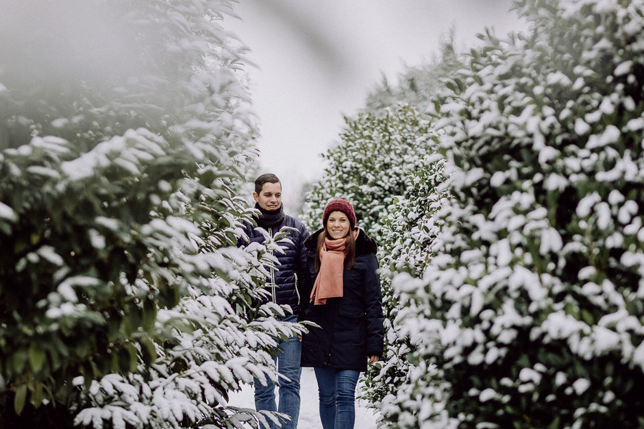 Paar geht Hand in Hand bei Fotoshoot in Rheinhessen