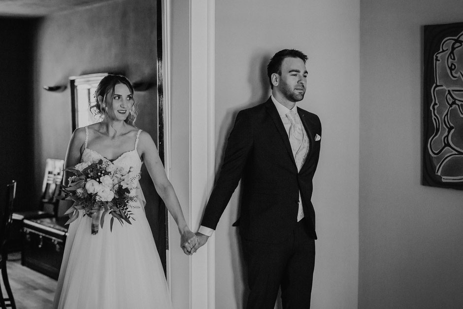 Braut und Bräutigam beim First Look vor der Hochzeit auf Schlossgut Diel