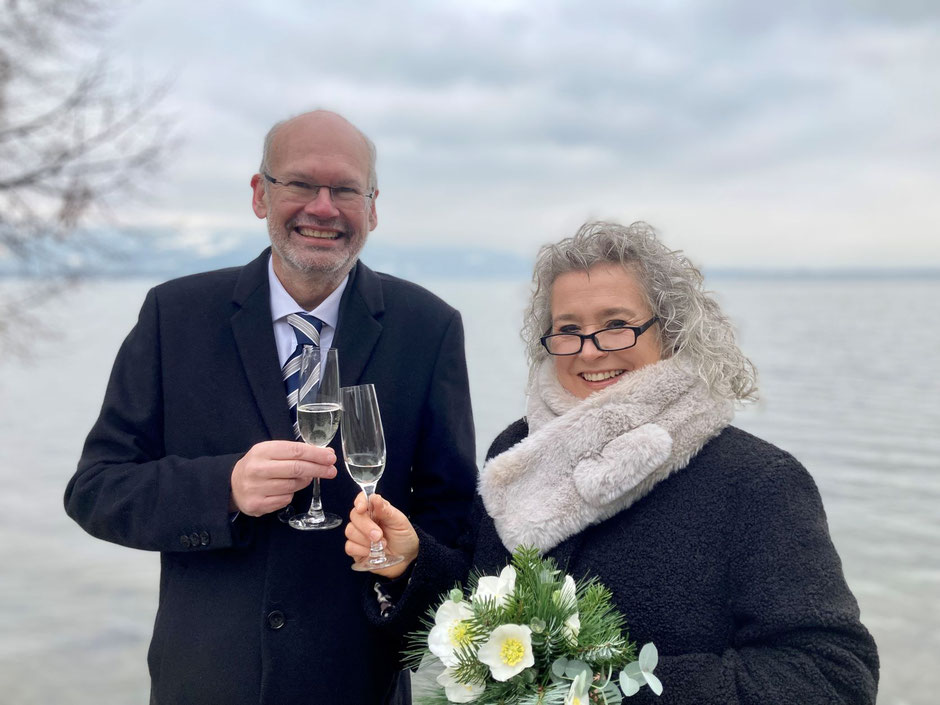 Erika Amon mit ihrem Mann bei ihrer Hochzeit in 2021. Erika Amon schreibt die Reden für Hochzeitsfeiern und organisiert auf Wunsch die Feierlichkeiten 