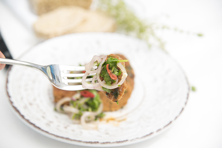 Veganes Steak, Seitansteak mit Koriander-Zwiebelsalat