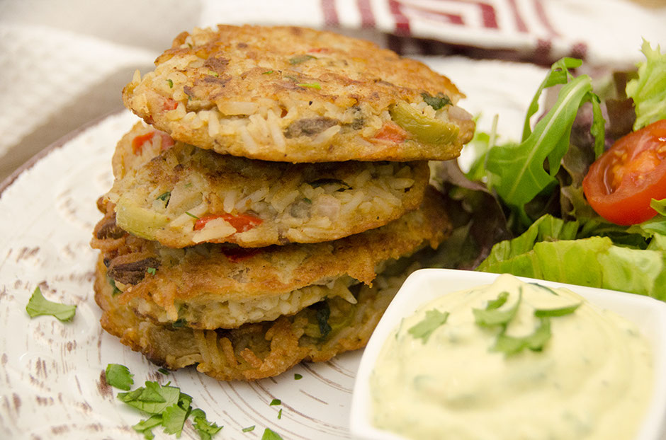 Vegane Reisküchlein mit Koriander-Currydip