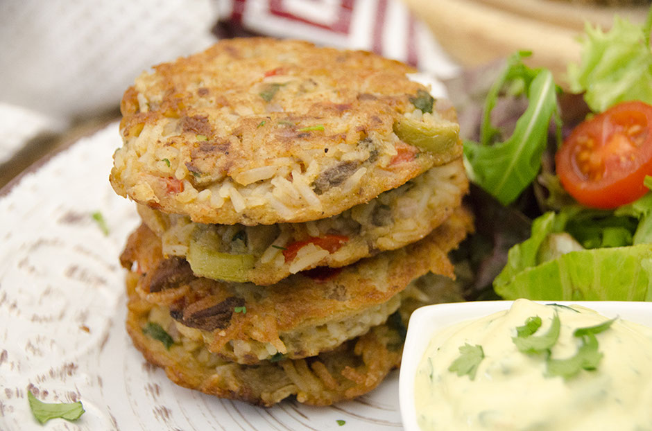 Vegane Reisküchlein mit Koriander-Currydip