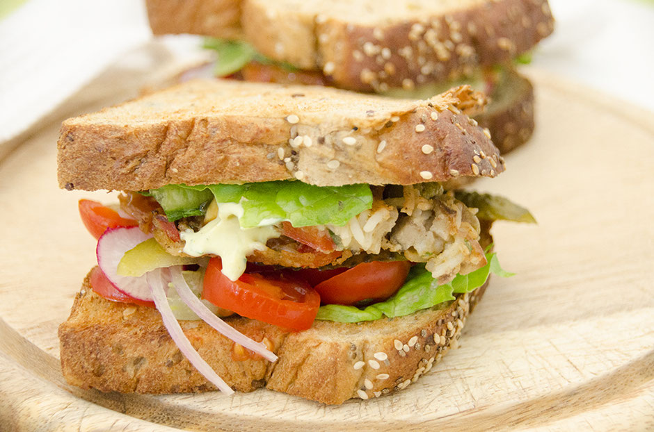 Vegane Reisküchlein mit Koriander-Currydip im Sandwich