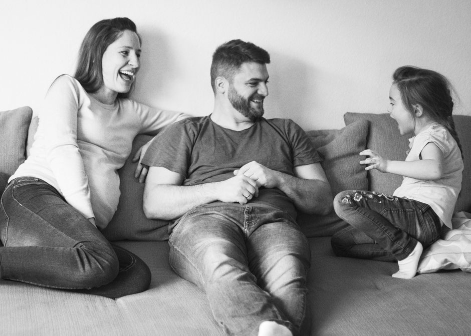 natürliche Babybauchbilder Saarland, Babybauchshooting mit Geschwisterkind Saarbrücken, Fotografie Corinna Mamok, Babybauchfotos mit Partner Saarbrücken