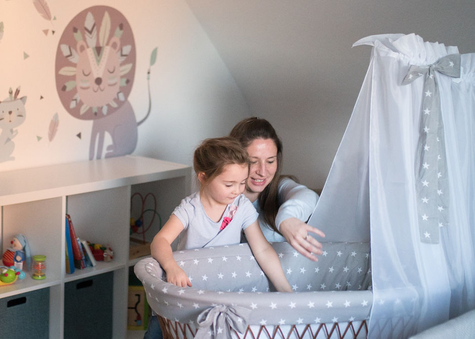 natürliche Babybauchbilder Saarland Indoor, Babybauchshooting zu Hause Saarbrücken, Fotografie Corinna Mamok, Babybauchfotos Saarbrücken