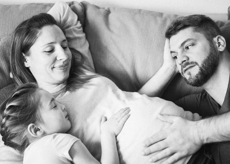 natürliche Babybauchbilder Saarland, Babybauchshooting Saarbrücken, Fotografie Corinna Mamok, Babybauchfotos Saarbrücken