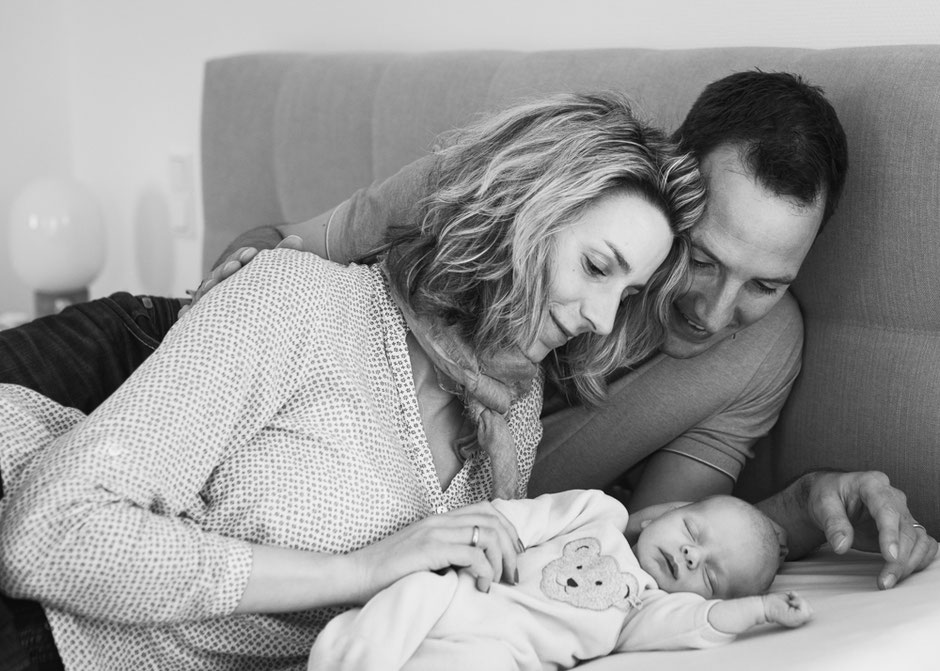 Familienfotografie Corinna Mamok, Babybilder, natürlich Babyfotos, innige Familienbilder, natürliche Babyfotos, natürliche Neugeborenenfotos