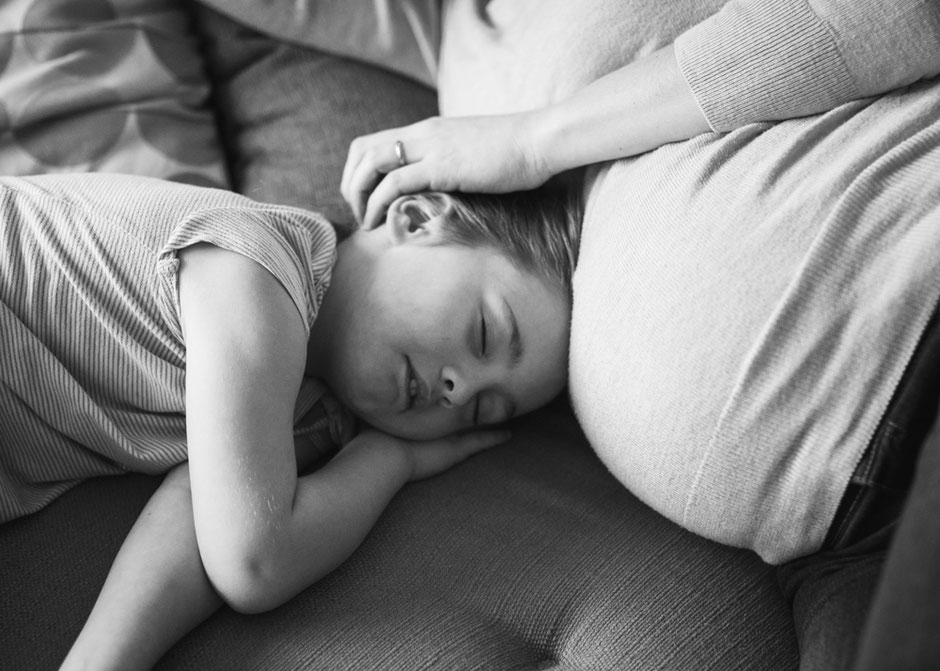 natürliche Babybauchbilder mit Geschwisterkind Saarland, Babybauchshooting Saarbrücken, Fotografie Corinna Mamok, Babybauchfotos Saarbrücken