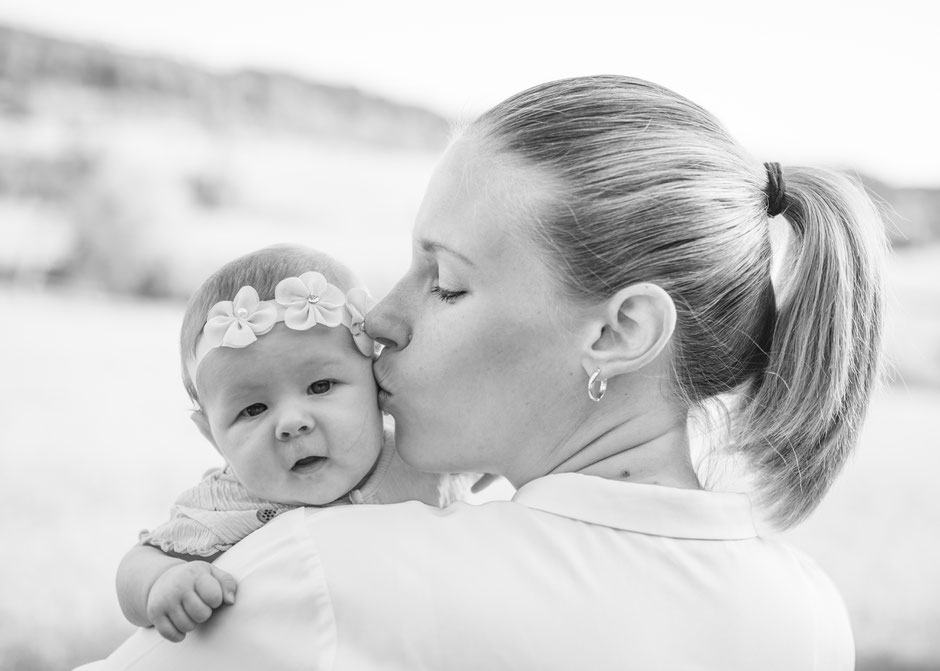 Fotografie Corinna Mamok, Neugeborenenfotos Saarland, Babyfotos Saarlouis, natürliche und authentische Babyfotos Saarbrücken, Fotograf Saarland