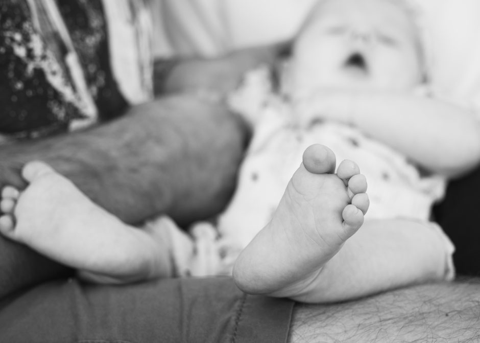 Fotografie Corinna Mamok, Neugeborenenfotos Saarland, Babyfotos Saarlouis, natürliche und authentische Babyfotos Saarbrücken, Fotograf Saarland