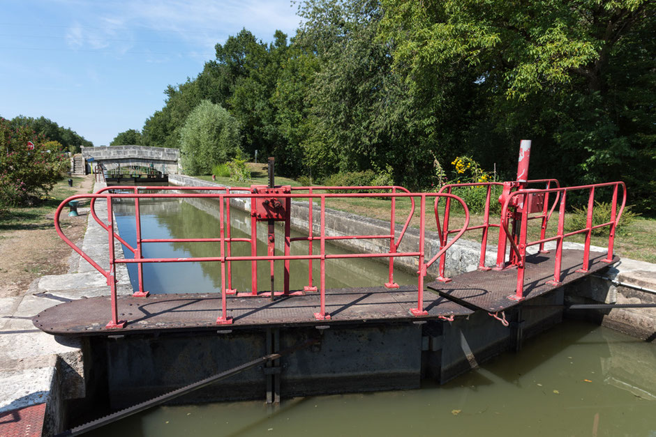 Einer der vielen Höhepunkte der Radtour: die Schleuse wird geflutet
