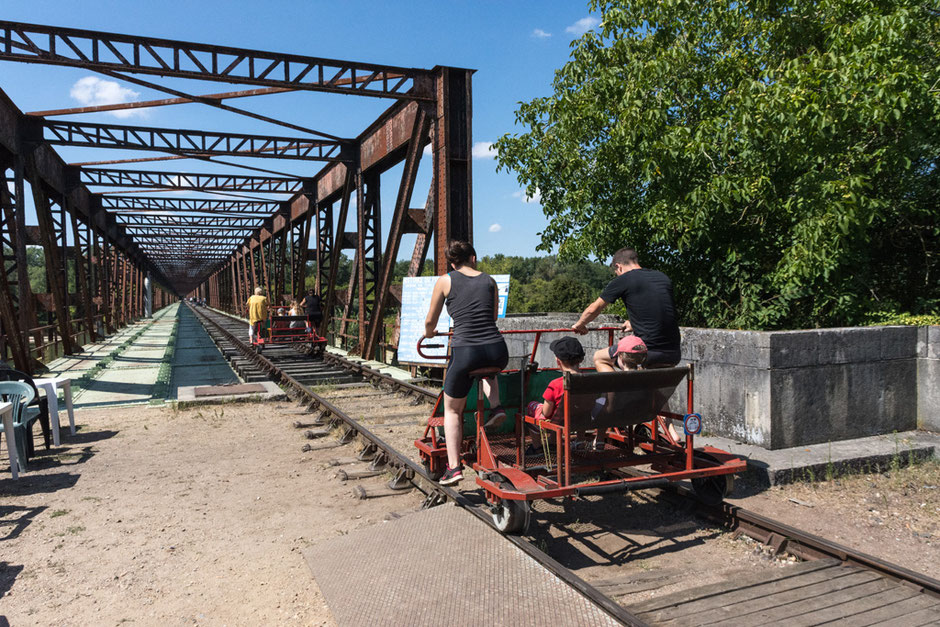 Alle haben ihren Platz gefunden, die Fahrt beginnt direkt bei der alten Eisenbahnbrücke