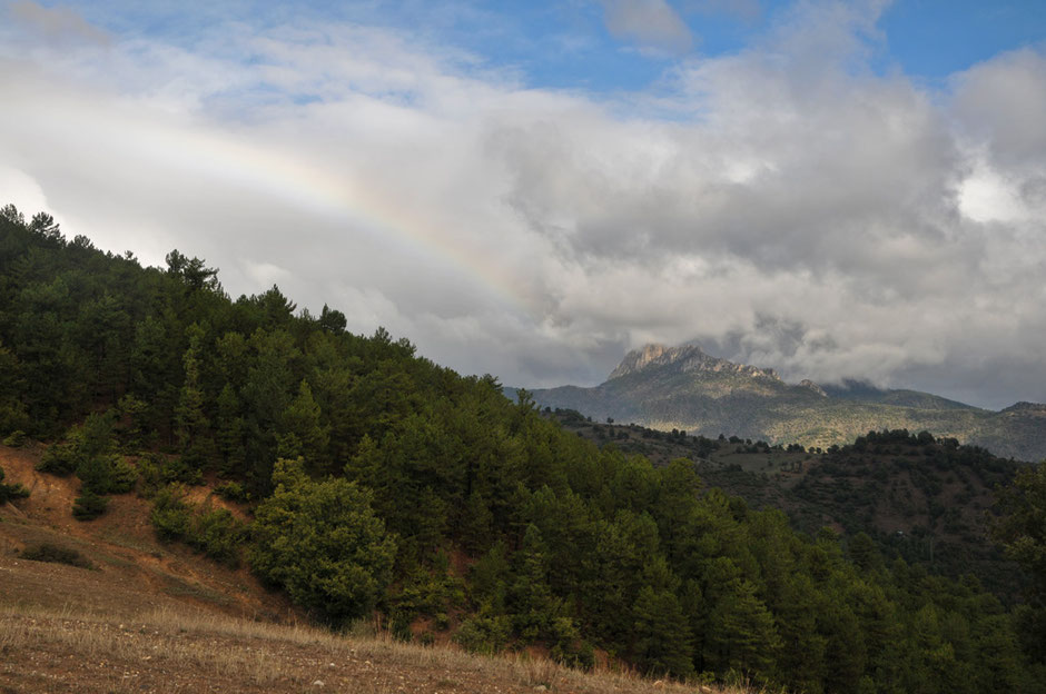 Die Regenwolken hängen noch in den Bergen