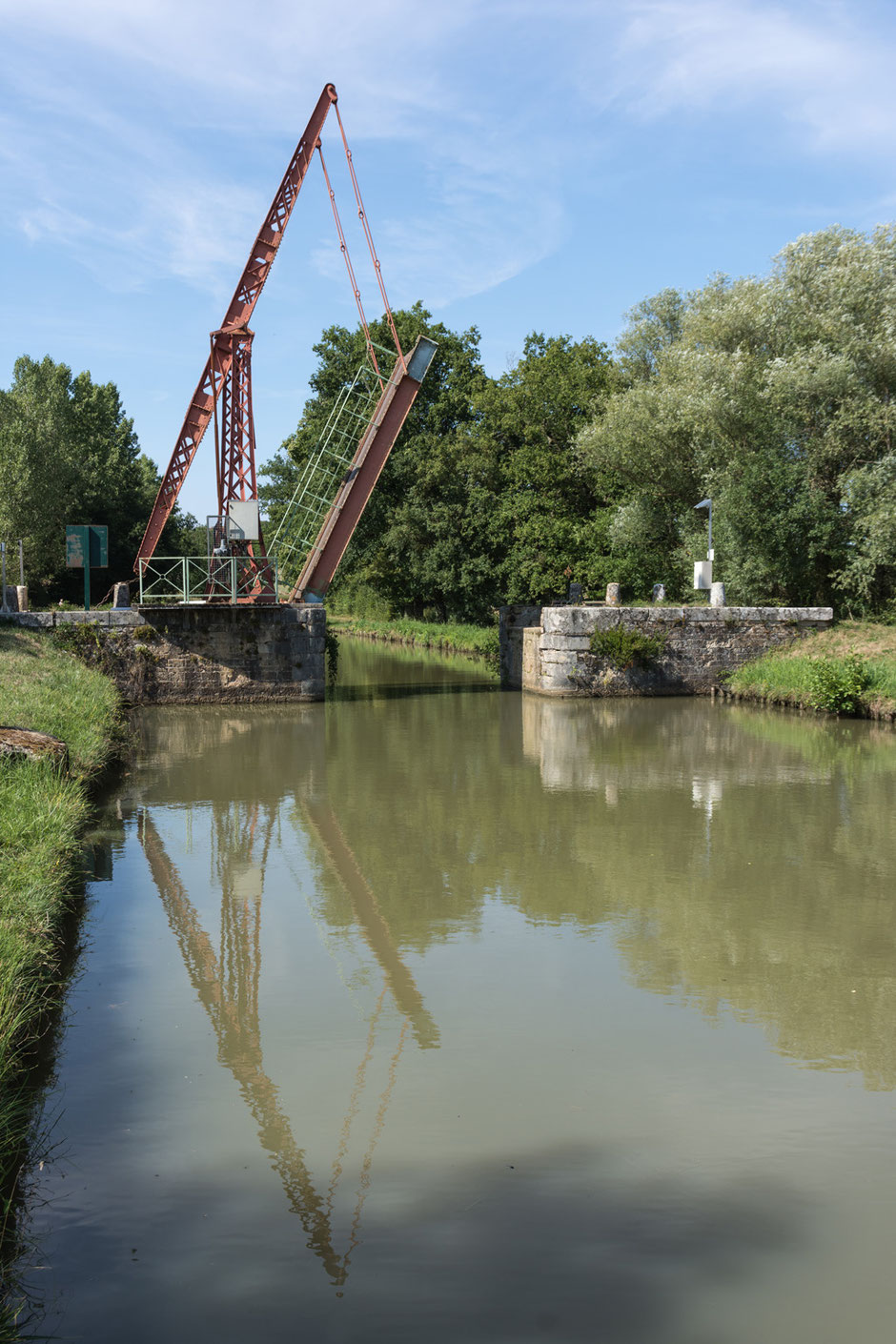 Eine Zugbrücke am Canal du Nivernais