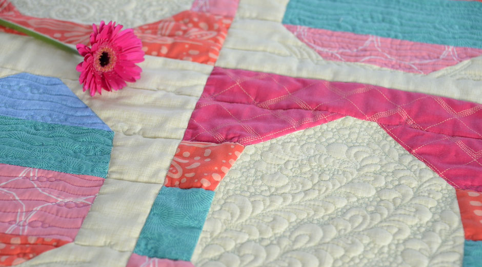 Patchwork Osterei mit Feder Quilt Muster und Blume