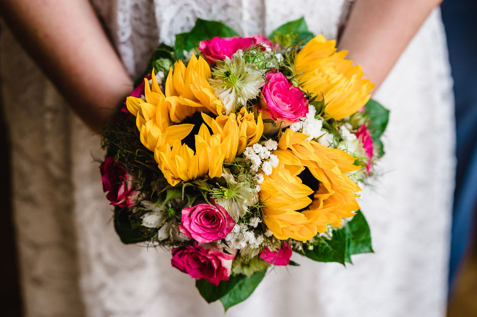 Brautstrauß mit Sonnenblumen und Rosen