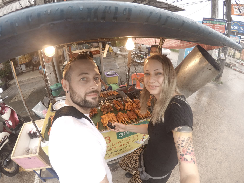 Streetfood, Thailand, Chumphon, Nightmarket, Nachtmarkt, Backpacker, Foodporn, Zwei auf Achse, Fleischspieße,