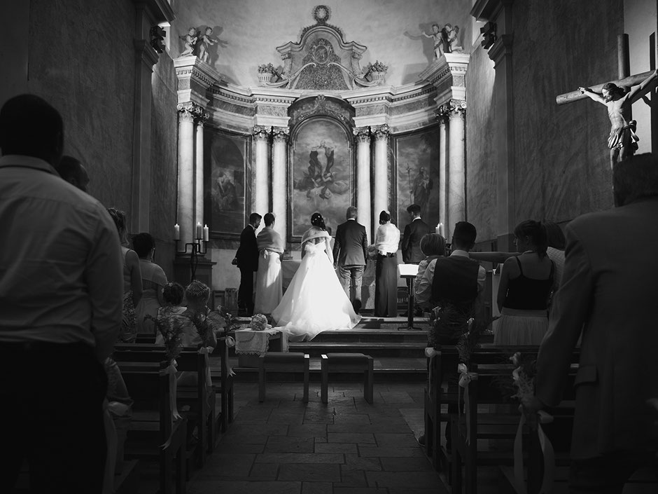 Mariage Cérémonie Religieuse belle athmosphère de la lumière dans l'église