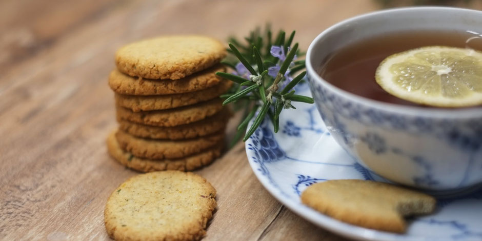 Kerstins Keto, Feines Teegebäck, glutenfrei, mit Rosmarin und Zitronenabrieb