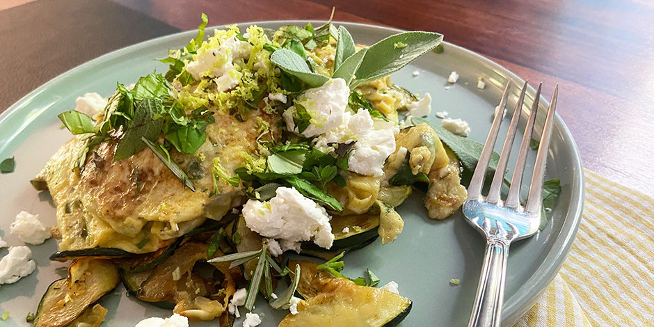 Kerstins Keto, Kräuterrührei mit Salbei, Zitrone und Zucchini