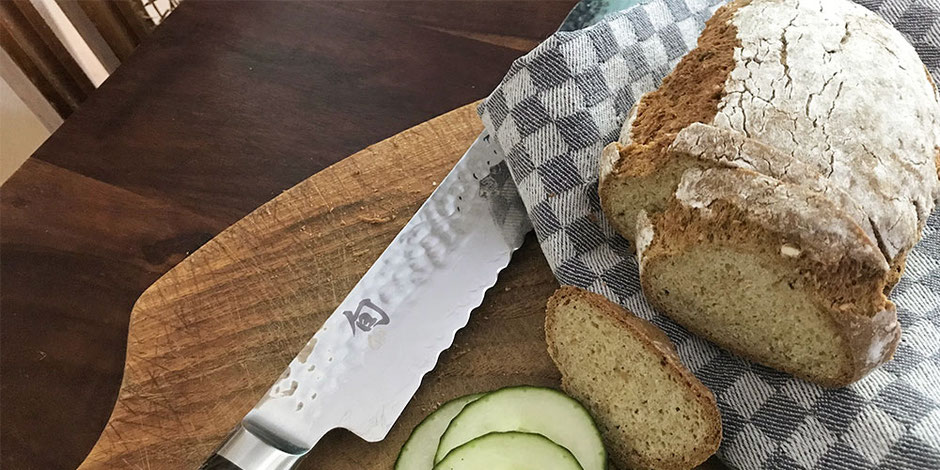 Kerstins Keto, glutenfreies Brot aus der Heissluftfritteuse mit gemahlenen Haselnüssen und Wildblüten