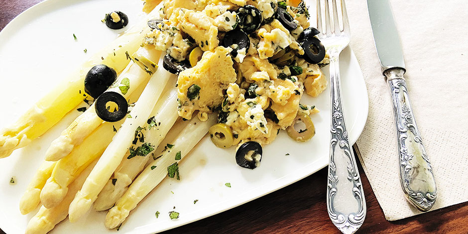 Kerstins Keto, Frischer Spargel mit Gartenkräuter-Rührei, Feta und Oliven