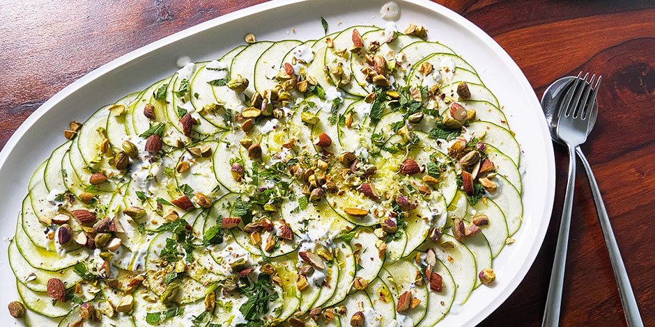 Kerstins Keto, Sommerliches Zucchini Carpaccio mit Minz-Basilikum Joghurt und Nüssen, ketogen 