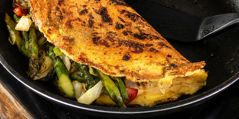 Kerstins Keto, fluffiges Omelette mit grünem Spargel und Spitzkohl