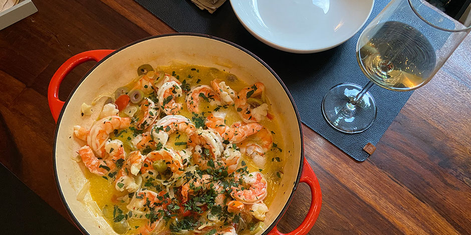 Kerstins Keto, Garnelen in Safran-Weissweinsud mit frischem Oregano und Oliven