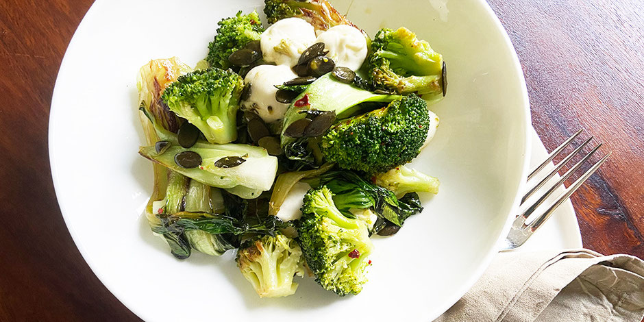 Kerstins Keto Gebratener Brokkoli und Pak Choi mit Mozzarella und Kürbiskernen