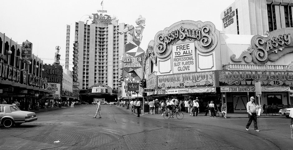 Las Vegas Nevada 1993, Fremont & First street, sassy sally's, downtown las vegas street szene, Las Vegas overview, black&white photography, contemporary fine art, limited edition, collector's edition