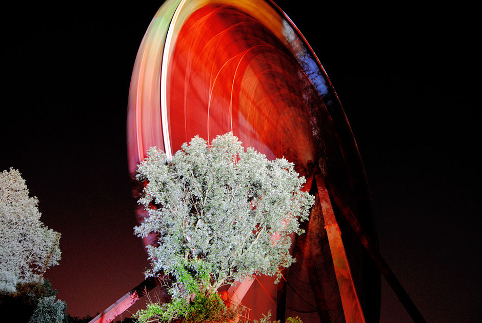 Berlin Treptow - Spreewaldpark - Riesenrad bei Nacht rot beleuchtet mit Langzeitbelichtung - Stadtbildfotografie Berlin - oqopo Bildkunst