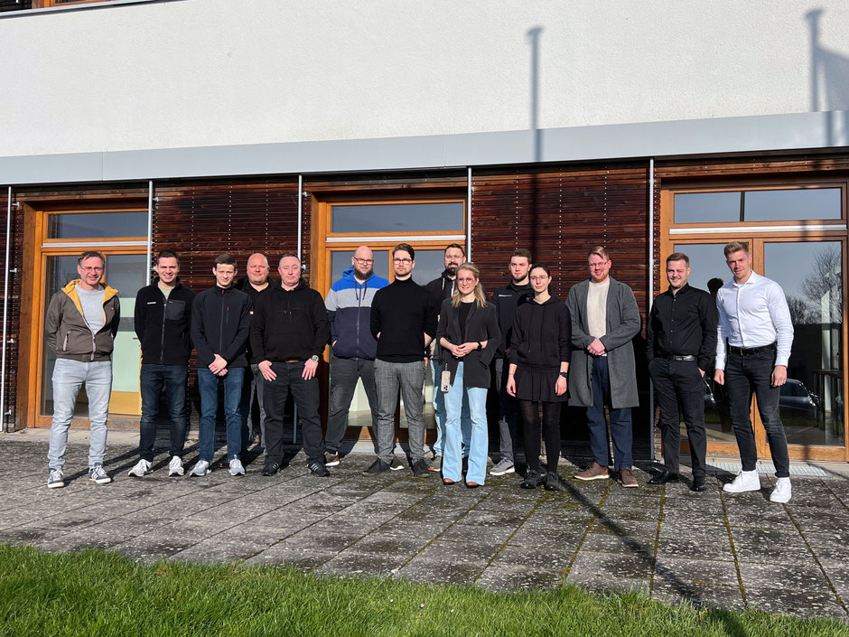 Eine neue Generation von Führungskräften für das Bestatterhandwerk lernt im Moment in Bad Wildungen, hier zusammen mit Geschäftsführerin Andrea Belegante und Dozent Carlos Allendorf