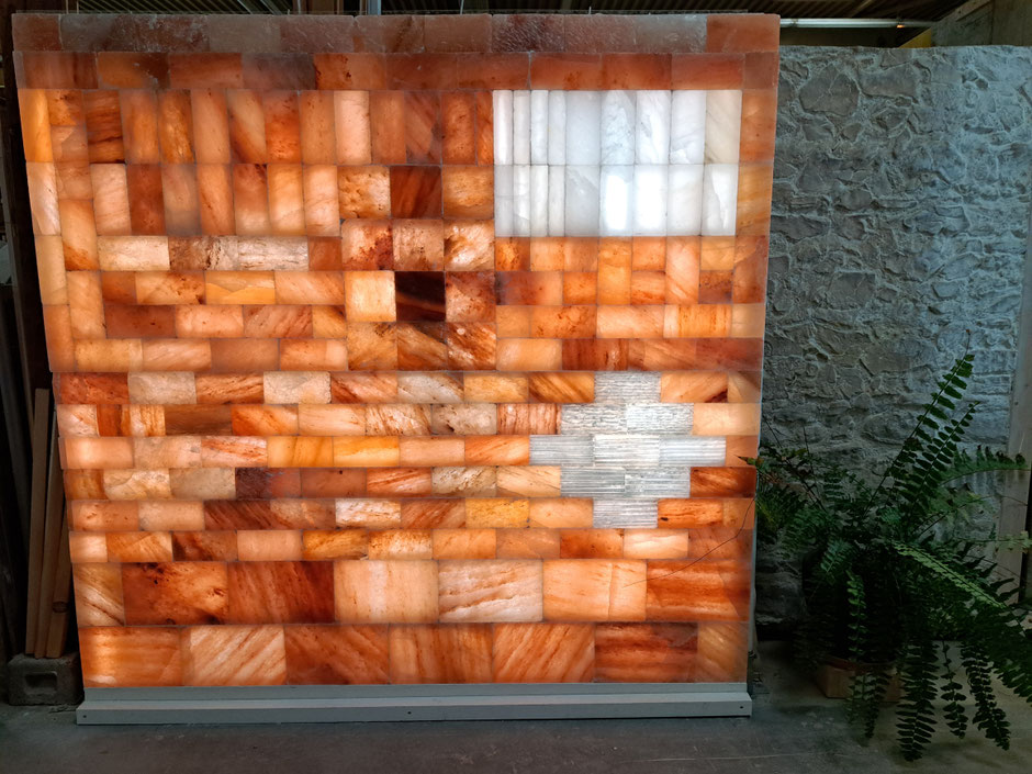 Musterwand mit verschiedenen Steinmassen und Verlegetechniken.