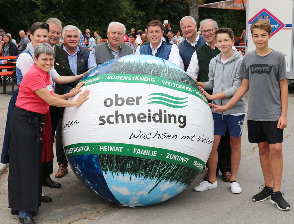 Gemeinde Oberschneiding: Logo, Slogan, Visitenkarten, Broschüre, Roll-ups, Event-Ball, Straßenaufkleber, Banner, Flyer, Flaggen