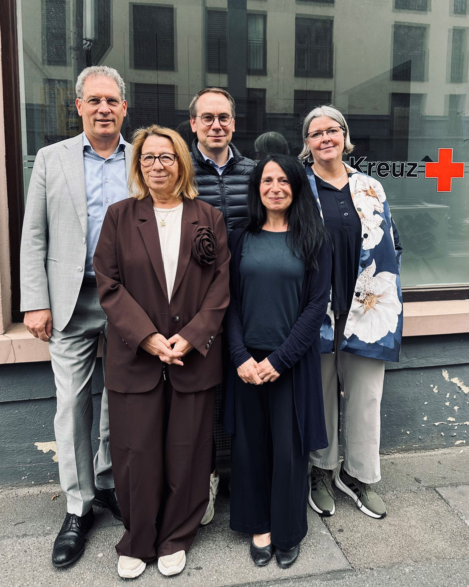 Markus Eisele, Calogera von Auw, Dierk Dallwitz, Yasemin Yazici-Muth und Gaby Hagmans (von links nach rechts) vor der DRK-Beratungsstelle HIWA!. © Caroline Bleschke