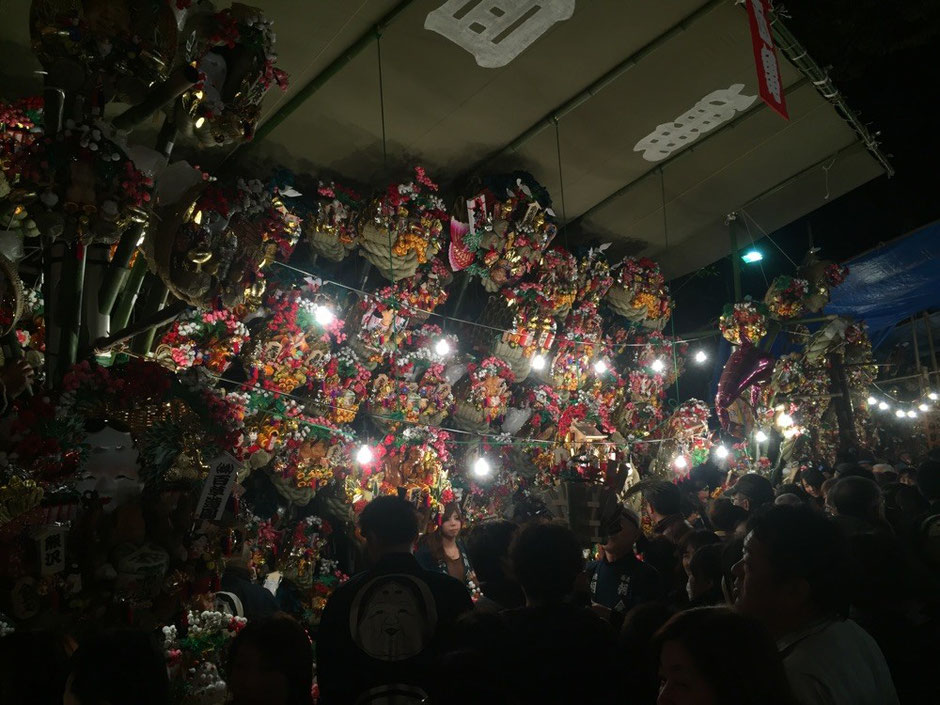 Display of Tori no Ichi Festival event at Okunitama Shrine Tokyo Fuchu cutural historical event good luck powerspot tourist spot TAMA Tourism Promotion - Visit Tama 酉の市 熊手 大国魂神社 東京都府中市 お祭り 文化 歴史 開運招福 商売繁盛 パワースポット 観光スポット 多摩観光振興会