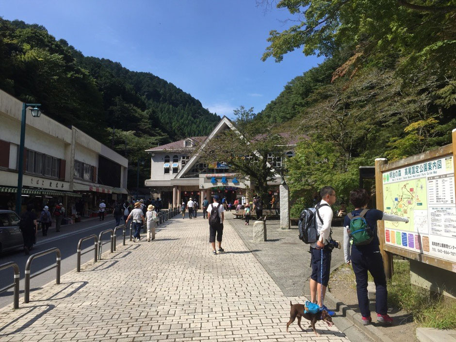 Headtrail place and the station of Chair Lift & Cable Car at Mt. Takao Tokyo Hachioji trecking hiking mountain activity tourist spot TAMA Tourism Promotion - Visit Tama　高尾山登山口　東京都八王子市　登山　ハイキング　アクティビティ　観光スポット　多摩観光振興会