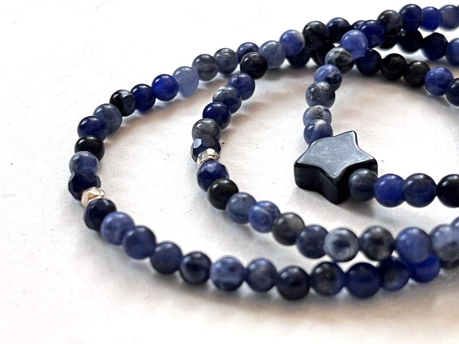 Sodalith Armbänder - handgefertigte Edelsteinarmbänder mit blauen Steinen und Silberelementen