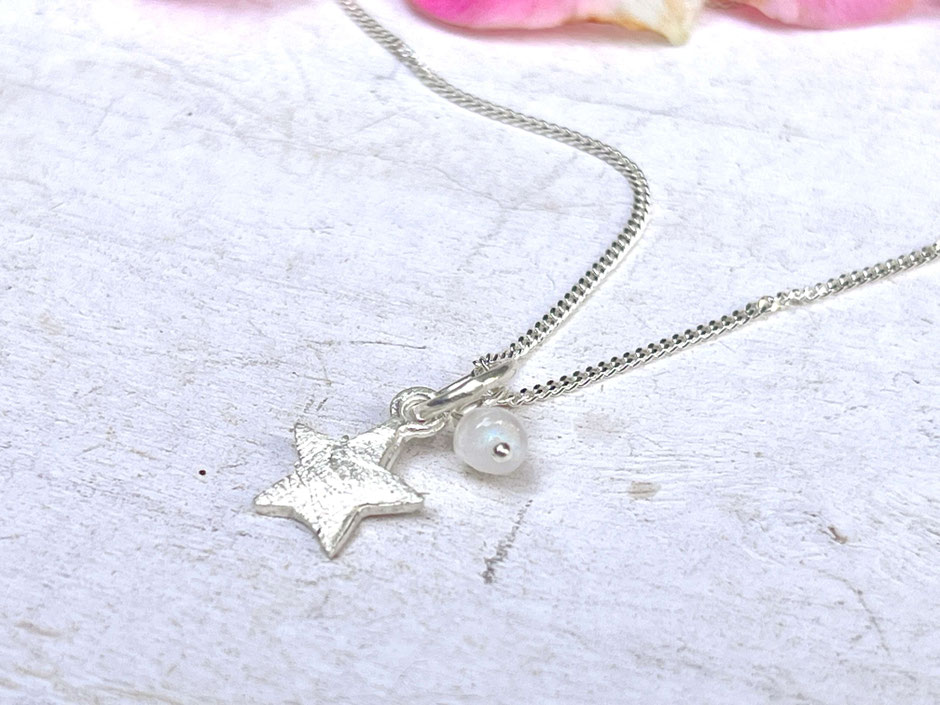 Silberkette mit kleinem Stern Anhänger aus Silber und kleiner weißer Mondstein Perle 