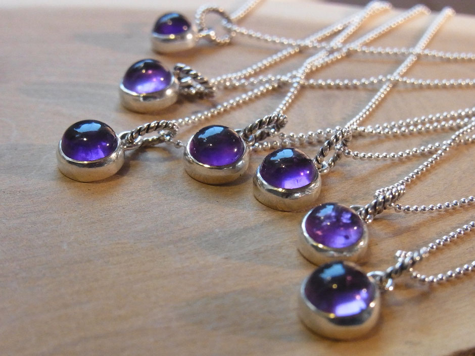 Feine Silberkette mit kleinem runden Amethyst Anhänger in Silber gefasst