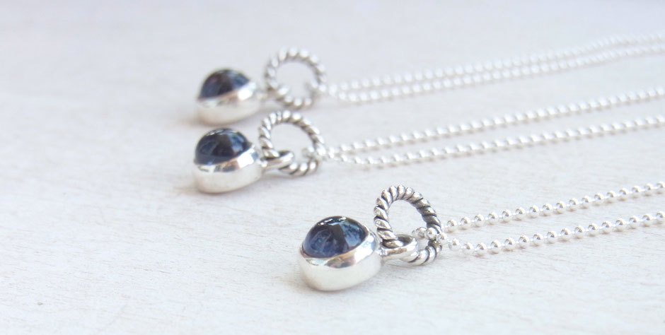 Kette mit indigoblauem runden Iolith Cabochon Anhänger in Silber gefasst