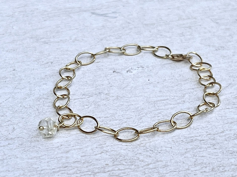 Filigranes vergoldetes Armband mit einem kleinen transparenten Citrin Stein