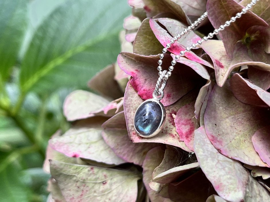 Kette mit kleinen ovalen Labradorit Cabochon Anhänger in Silber gefasst